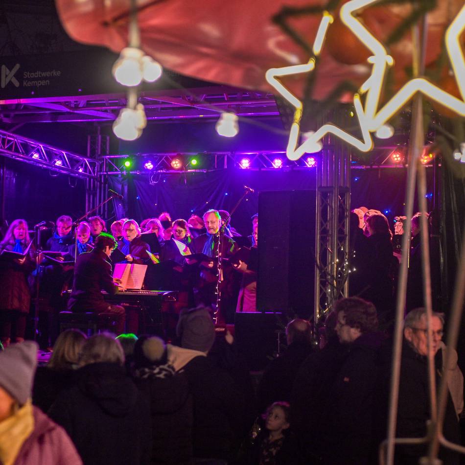 Weihnachtstreff auf dem Kirchplatz in Kempen: Besinnliches und spannende Rennen
