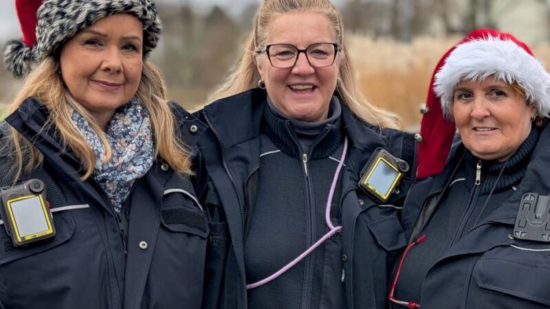 Parken in Moers: Politessen verteilen Weihnachtsknöllchen