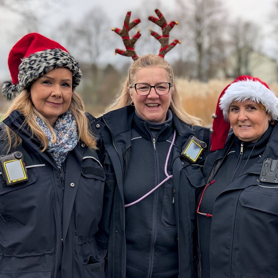 Parken in Moers: Politessen verteilen Weihnachtsknöllchen