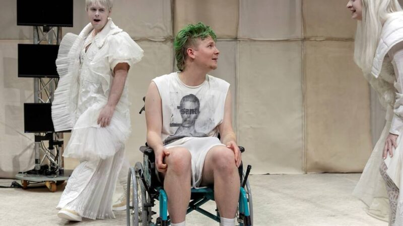 Junges Schauspiel Düsseldorf zeigt „The Drop“: Corona-Generation – zwischen Aufbruch und Zusammenbruch