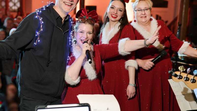 Mehr als 600 Menschen kamen zur Evangelischen Kirche an der Freiheitstraße  : Enormer Andrang beim Adventssingen