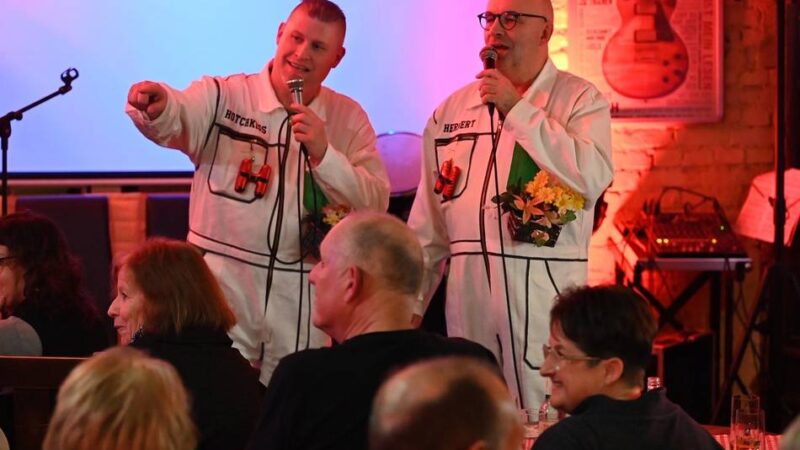 Ein Rückblick mit Augenzwinkern in Wermelskirchen: „Herbert & Hotchkiss“ ziehen launige Jahresbilanz