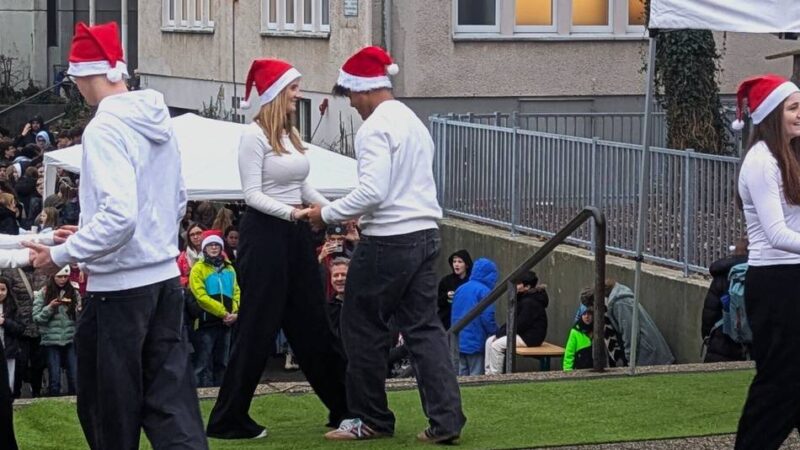 Weihnachtsmarkt des Städtischen Gymnasiums Wermelskirchens: Schüler tanzen sich in die Weihnachtsferien