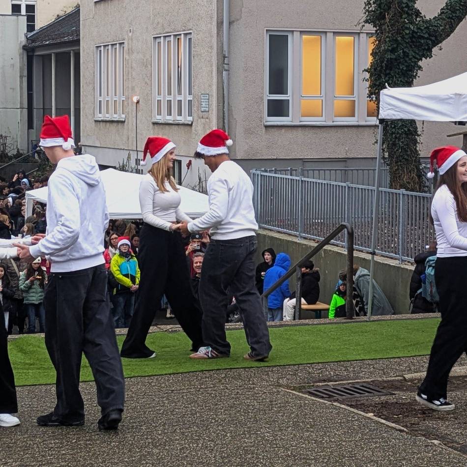 Weihnachtsmarkt des Städtischen Gymnasiums Wermelskirchens: Schüler tanzen sich in die Weihnachtsferien
