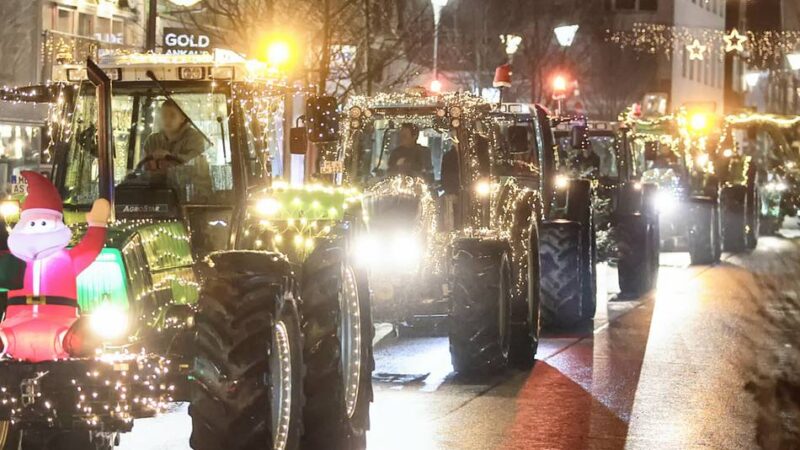 Lichterfahrt 2025 in Mettmann und Wülfrath: Über 40 Trecker leuchten am dritten Advent