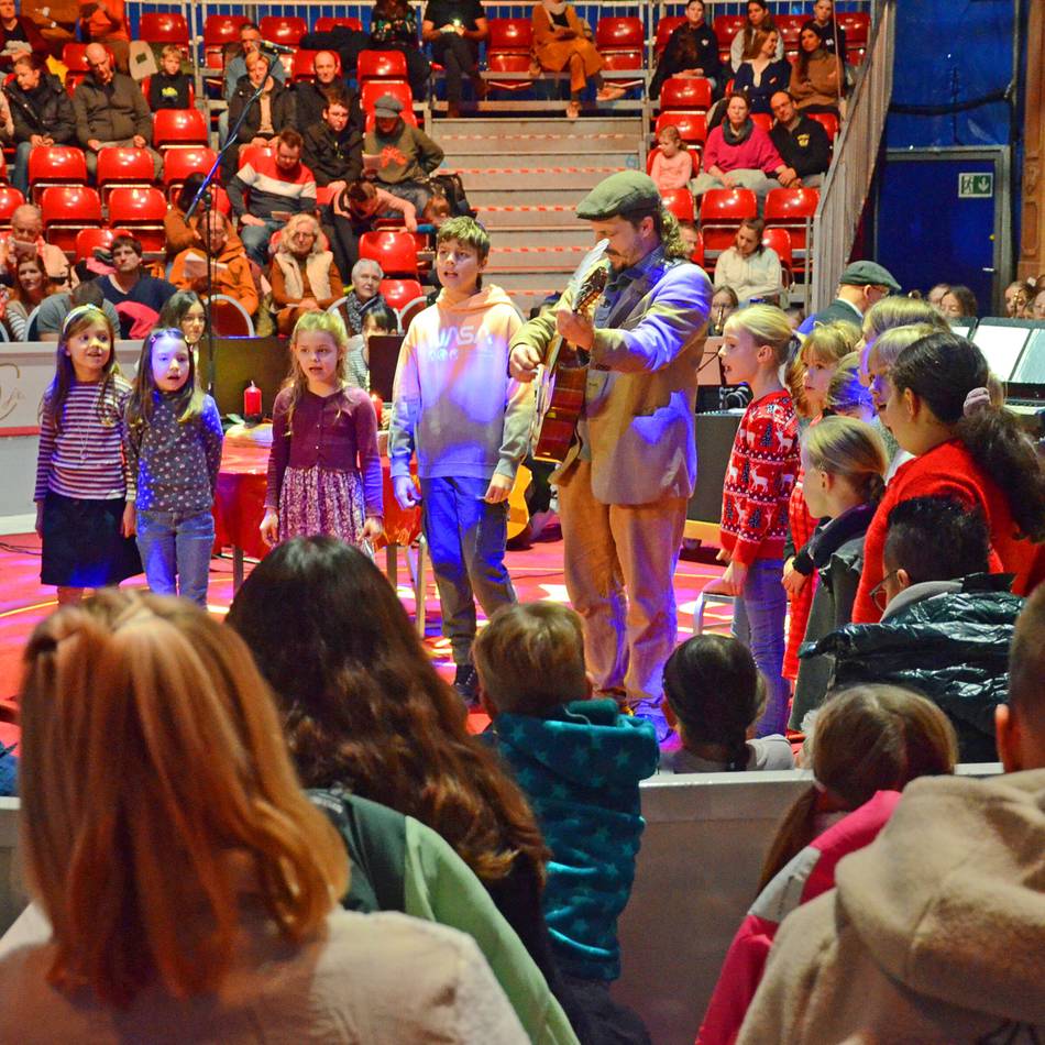 Ökumene in Xanten: „Wo kann man besser einen Adventsgottesdienst feiern als im Zirkuszelt“