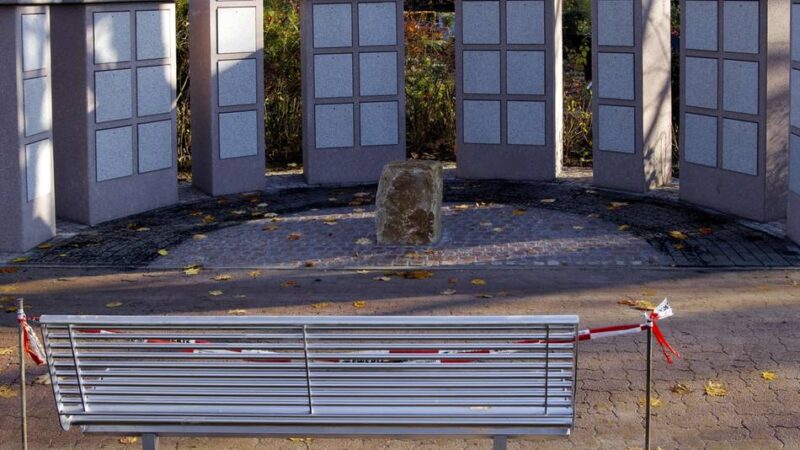 Bestattungskultur in Rheinberg: Neue Stelen für Urnen auf Rheinbergs Friedhöfen