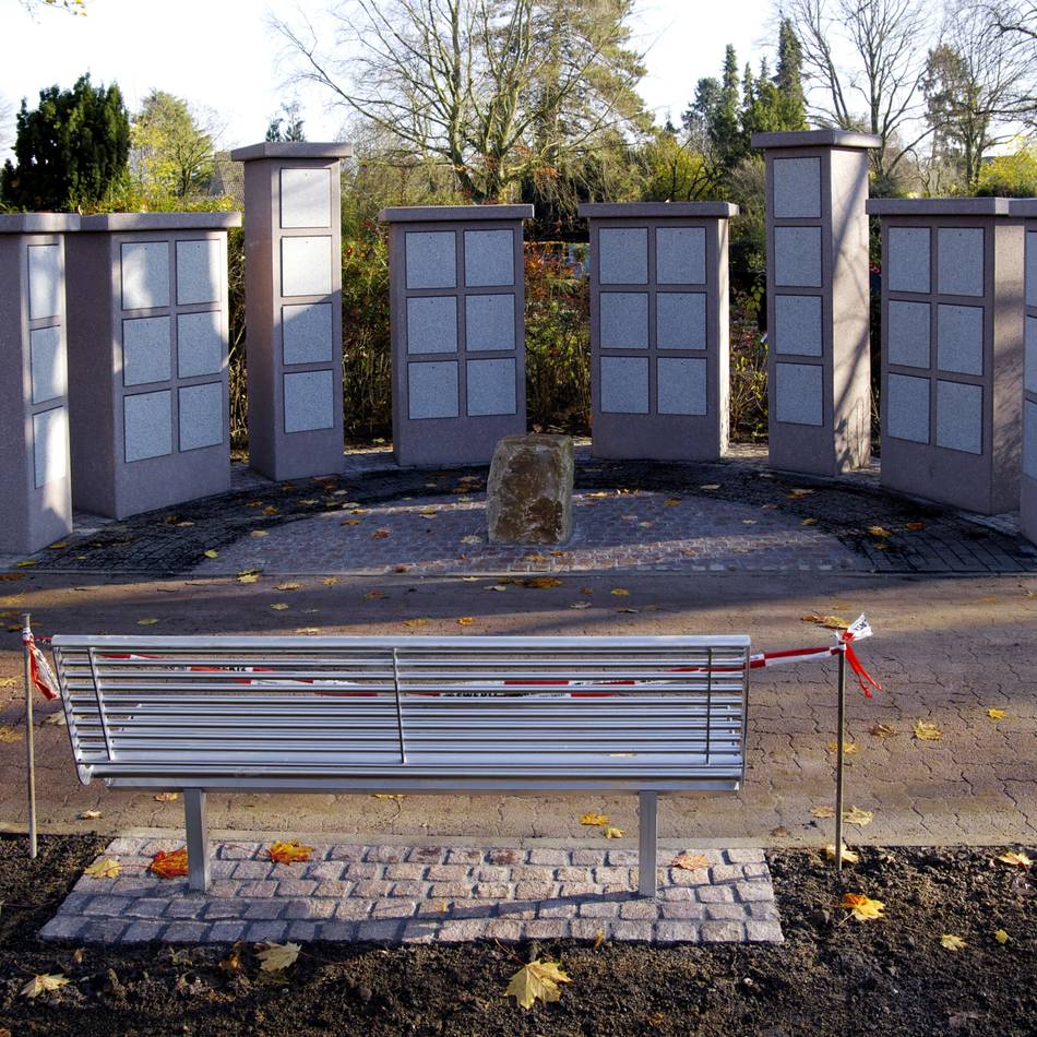 Bestattungskultur in Rheinberg: Neue Stelen für Urnen auf Rheinbergs Friedhöfen