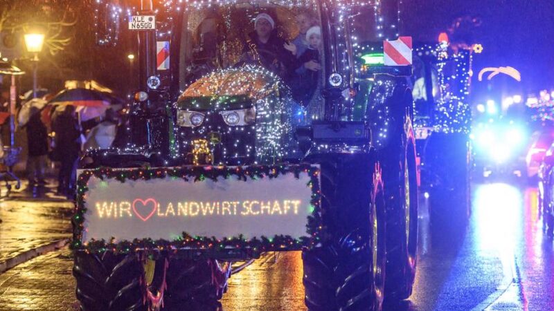 Kilometerlange Kolonne: Lichterfahrt der Landwirtschaft zieht viele Schaulustige im Kleverland