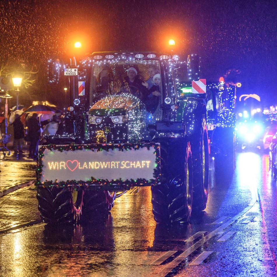 Kilometerlange Kolonne: Lichterfahrt der Landwirtschaft zieht viele Schaulustige im Kleverland