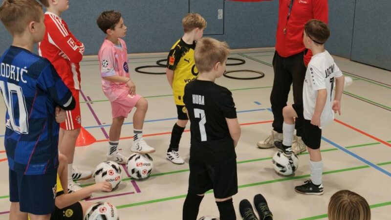 Fußballcamp des SV Millingen mit Bernd Hobsch: Auf die richtige Technik kommt es an
