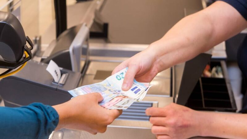 Kritik an Bargeld-Plänen für Supermärkte: „Totaler Schwachsinn – ich bin doch keine Bank“