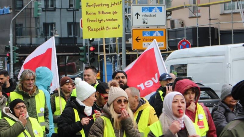 Streik zur Weihnachtszeit im Online-Handel: Zalando-Mitarbeiter protestieren lautstark in der Gladbacher Innenstadt