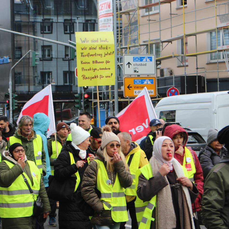 Streik zur Weihnachtszeit im Online-Handel: Zalando-Mitarbeiter protestieren lautstark in der Gladbacher Innenstadt