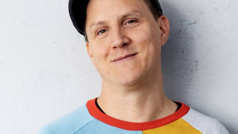 Kabarettist Sebastian 23 in Sonsbeck: Mit Gitarre und Humor gegen die Weltuntergangspanik