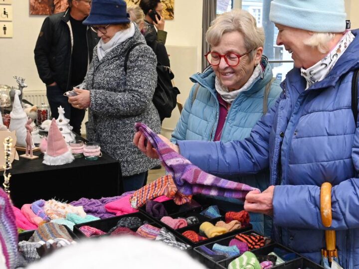Zum „Hüttenzauber“ in Hückeswagen: Kulturmesse und Waffelbäckerei im Kultur-Haus Zach