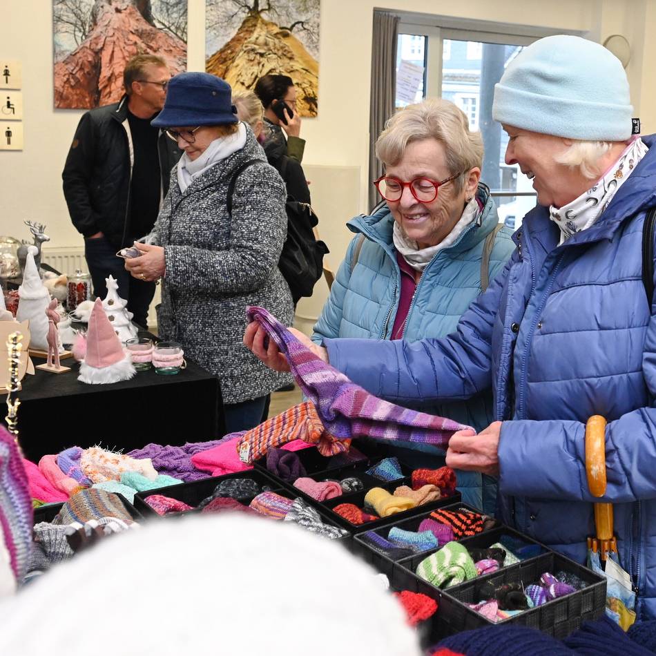 Zum „Hüttenzauber“ in Hückeswagen: Kulturmesse und Waffelbäckerei im Kultur-Haus Zach