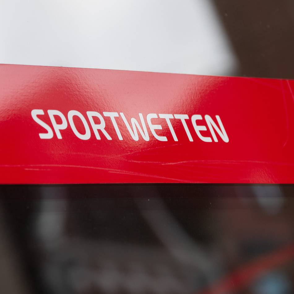 „Geldwäsche, Menschenhandel und moderne Sklaverei“: Wie Gladbach und Bayer mit dubiosen Wettanbietern umgehen