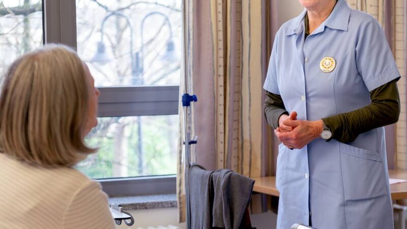 Blaue Damen im Krefelder Krankenhaus: „Für viele ist es einfacher, schwierige Dinge mit Fremden zu teilen“