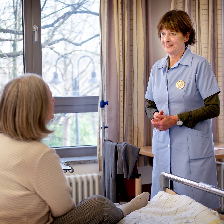 Blaue Damen im Krefelder Krankenhaus: „Für viele ist es einfacher, schwierige Dinge mit Fremden zu teilen“