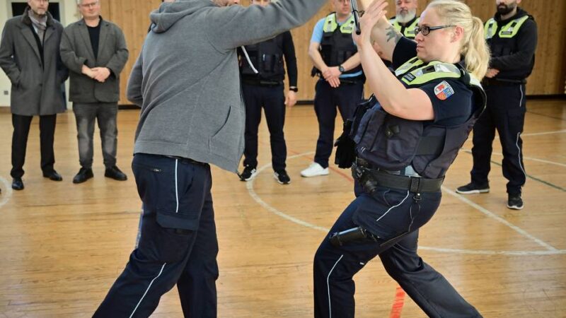 Ordnungsdienst in Krefeld: Für den Gefahrenfall – KOD ist jetzt an Einsatzstöcken geschult