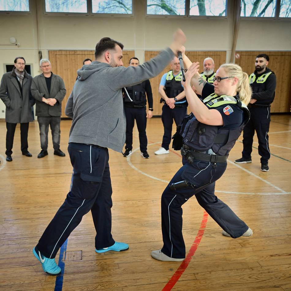 Ordnungsdienst in Krefeld: Für den Gefahrenfall – KOD ist jetzt an Einsatzstöcken geschult