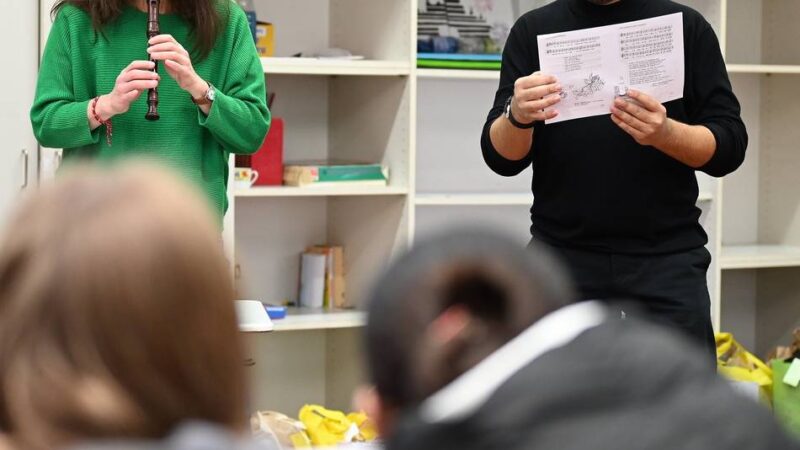 Hückeswagener Hauptschule: Vorgezogene Bescherung für 60 Jungen und Mädchen der Montanusschule