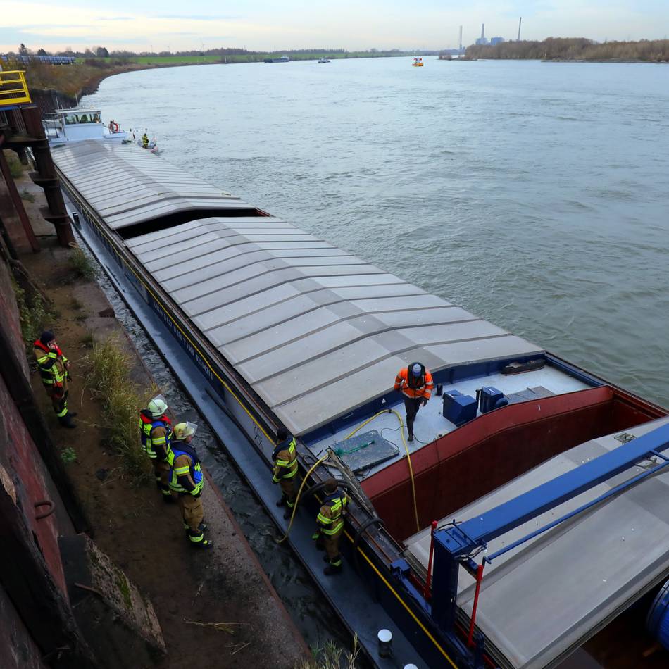 Feuerwehr und Wasserschutzpolizei vor Ort: Frachtschiff nach Havarie auf dem Rhein beschädigt