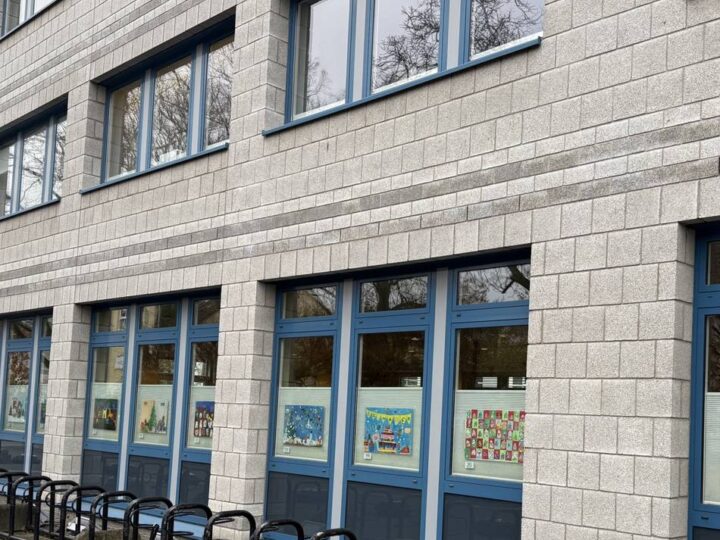 Kinderkunst zum Advent: Kreative Bilder leuchten im Rathausfenster in Dormagen