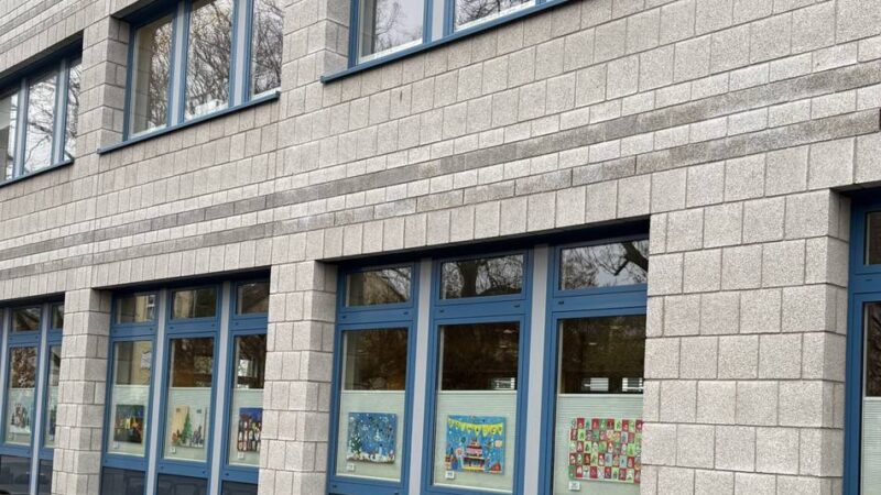 Kinderkunst zum Advent: Kreative Bilder leuchten im Rathausfenster in Dormagen