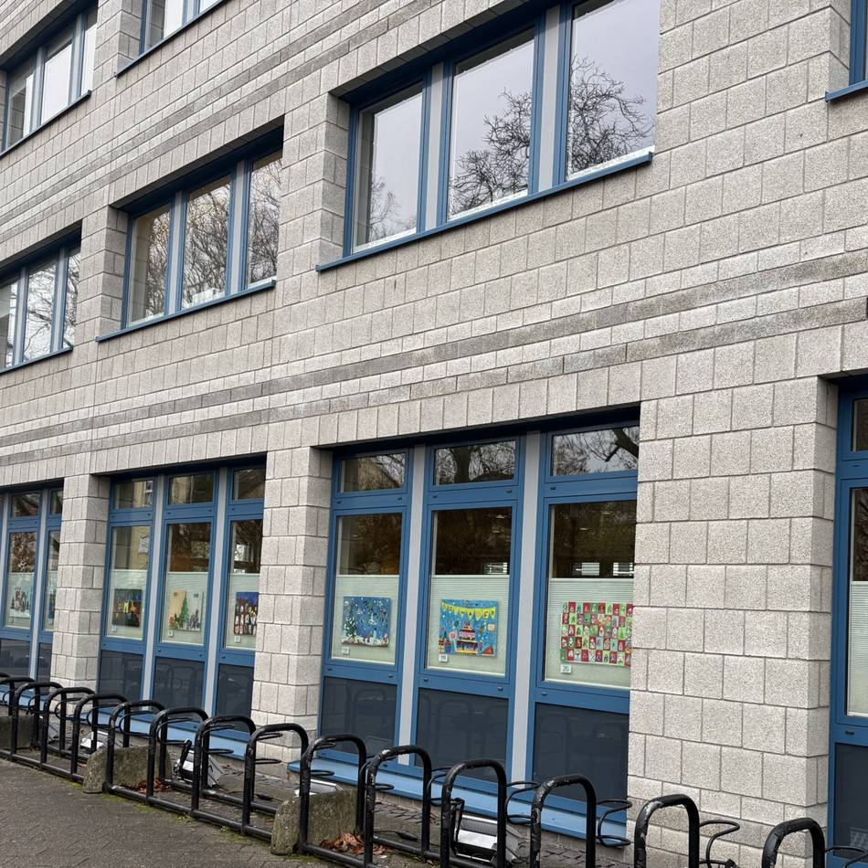 Kinderkunst zum Advent: Kreative Bilder leuchten im Rathausfenster in Dormagen