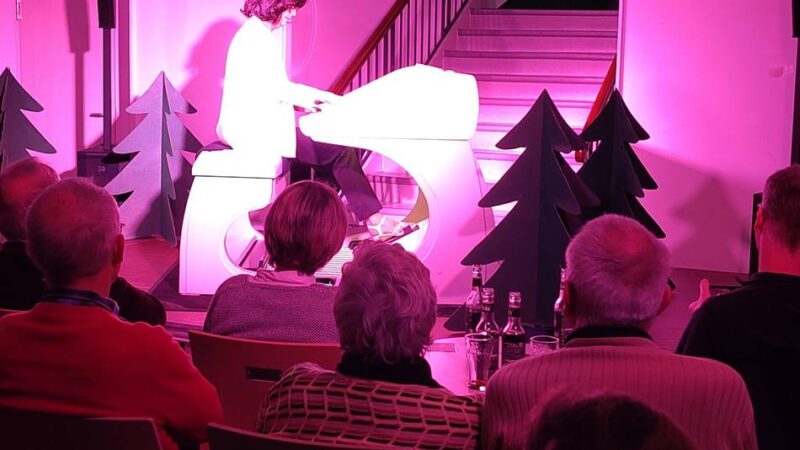 Claudia Hirschfeld im Hückeswagener Kultur-Haus Zach: Wunderbarer Weihnachts-Swing mit dem Wersi-Orchester