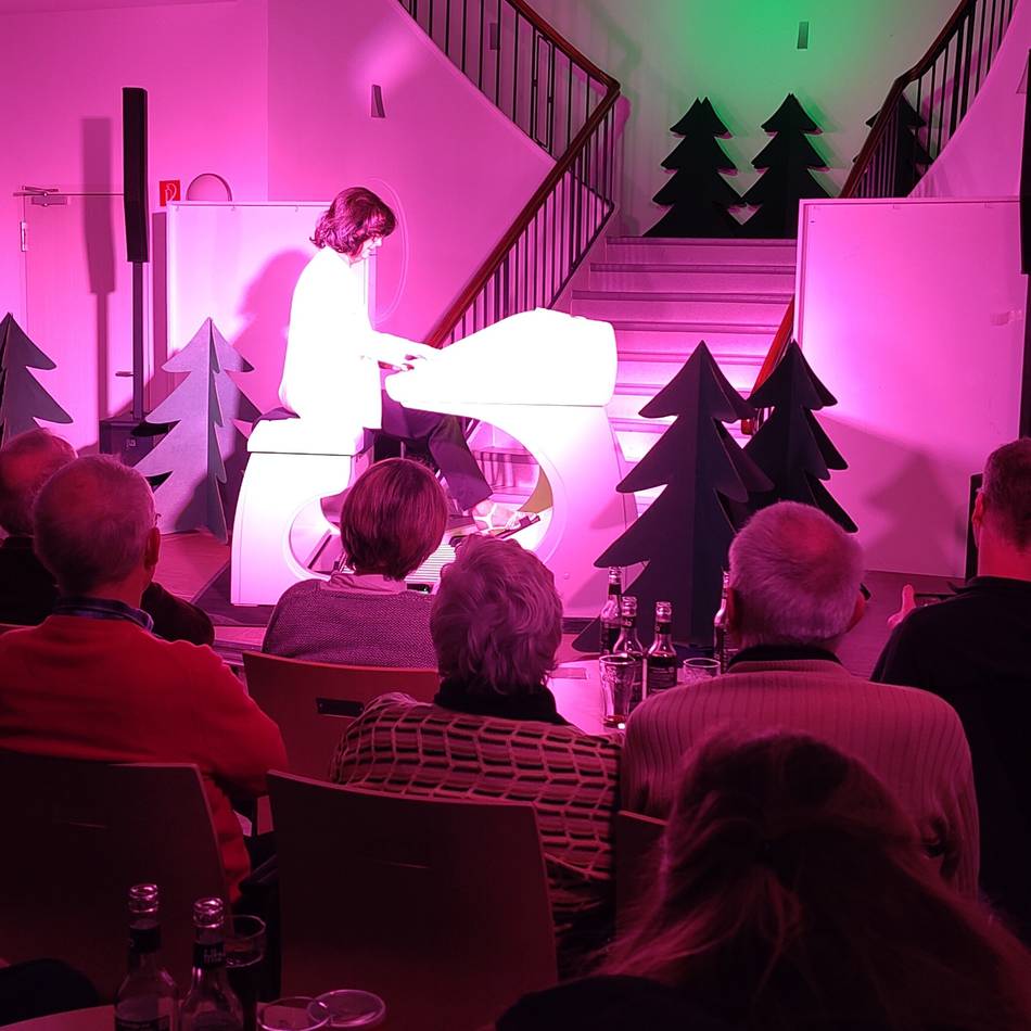 Claudia Hirschfeld im Hückeswagener Kultur-Haus Zach: Wunderbarer Weihnachts-Swing mit dem Wersi-Orchester