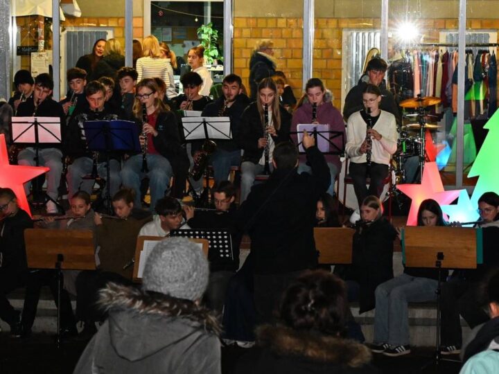 Realschule in Hückeswagen: Adventsgestöber mit Botschaft an die Zukunft