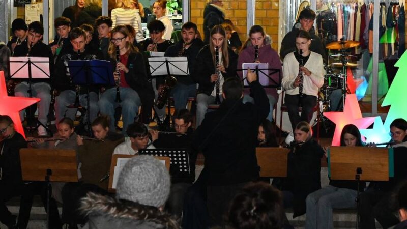 Realschule in Hückeswagen: Adventsgestöber mit Botschaft an die Zukunft