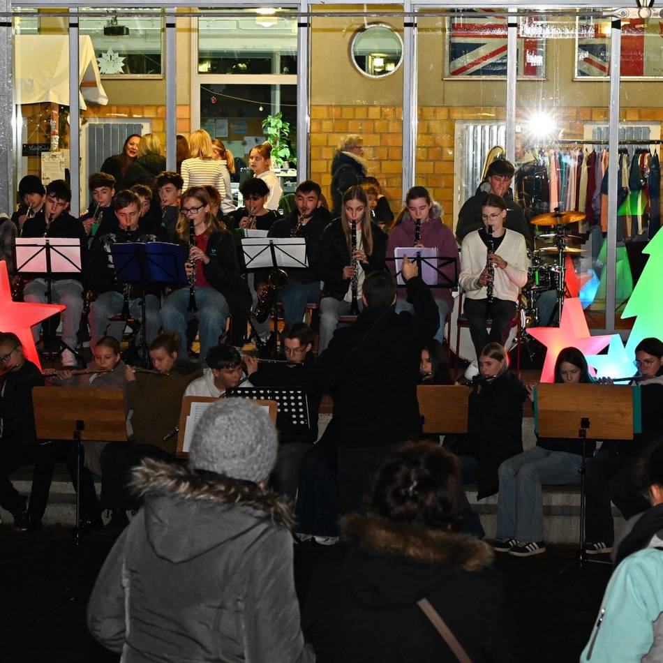 Realschule in Hückeswagen: Adventsgestöber mit Botschaft an die Zukunft