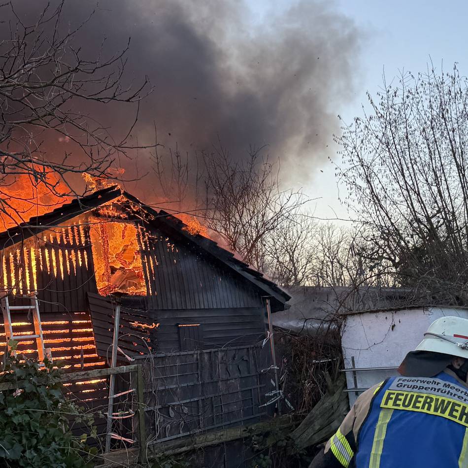 Einsatz am ersten Weihnachtstag: Gartenhütte in Meerbusch steht in Flammen