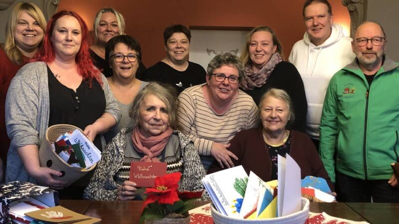 Aktion des Vereins Rheinberger Kindertagespflege: Kinder basteln Weihnachtskarten für Senioren