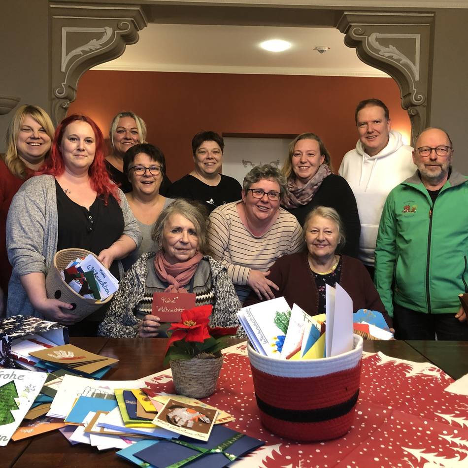 Aktion des Vereins Rheinberger Kindertagespflege: Kinder basteln Weihnachtskarten für Senioren