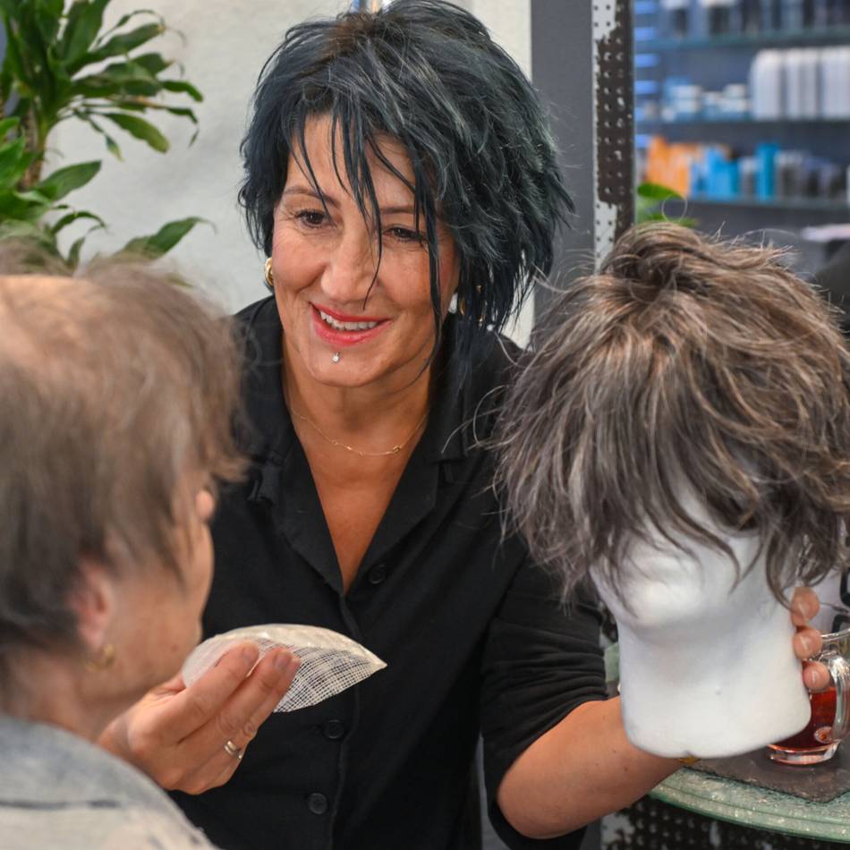 Betroffen von Haarausfall: „Es ist schon sehr unschön, wenn man als Frau Haare verliert“