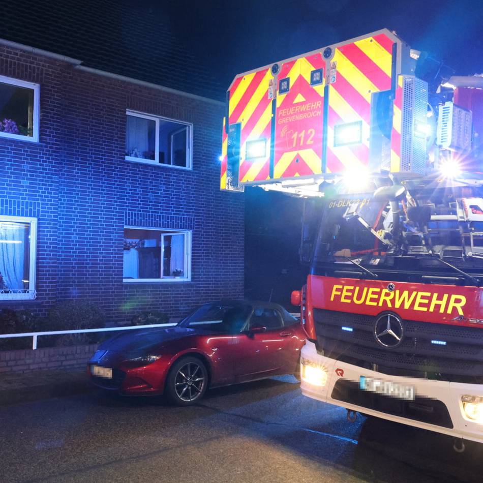 Einsatz in Grevenbroich: Wohnungsbrand in Allrath – Seniorin atmet Rauch ein