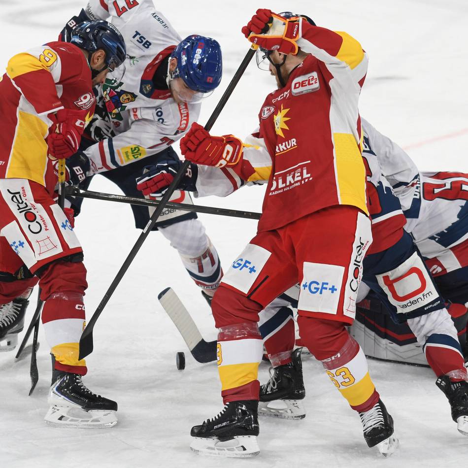 Nächste Heimniederlage: Neuer Trainer, altes Leid – alle Tore zum 1:3 der DEG gegen Freiburg im Video