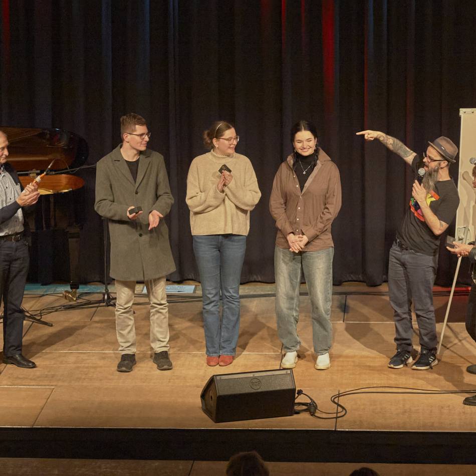 Gelderner Stadtmeisterschaft im Poetry-Slam: Merle Ohlenkamp gewinnt erneut das „Goldene Mikrofon“
