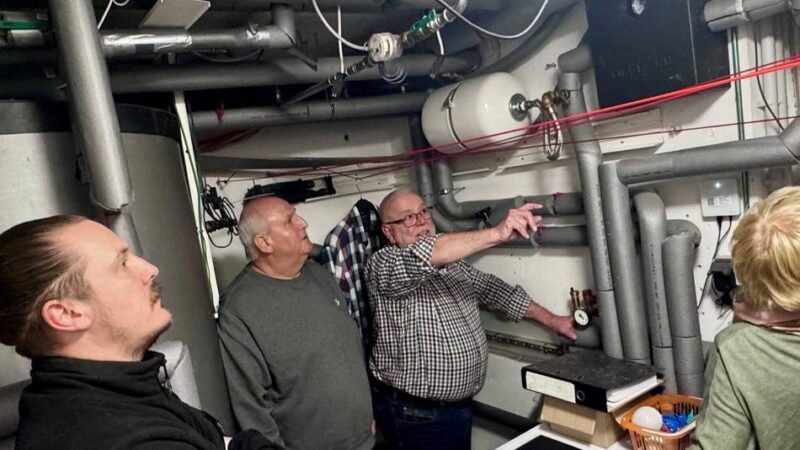 Solarparty an der Grotenburgstraße: Krefelder Rentner zeigt Nachbarn, wie die Energiewende funktioniert