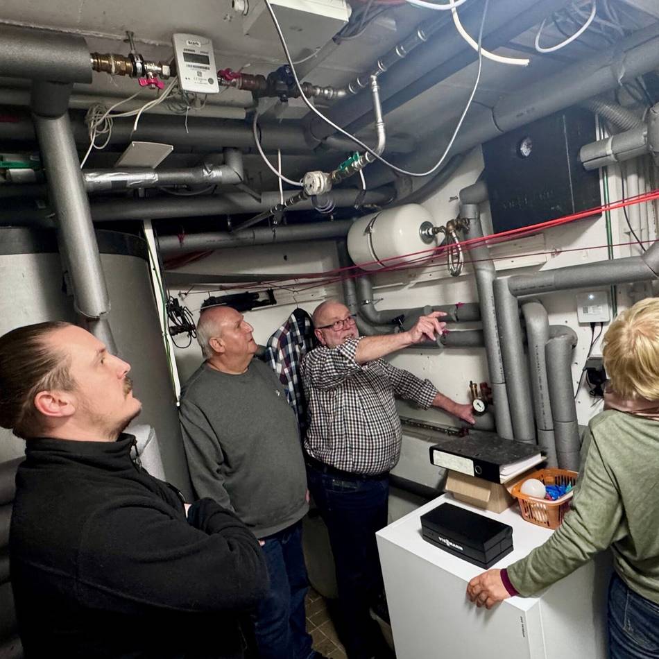 Solarparty an der Grotenburgstraße: Krefelder Rentner zeigt Nachbarn, wie die Energiewende funktioniert