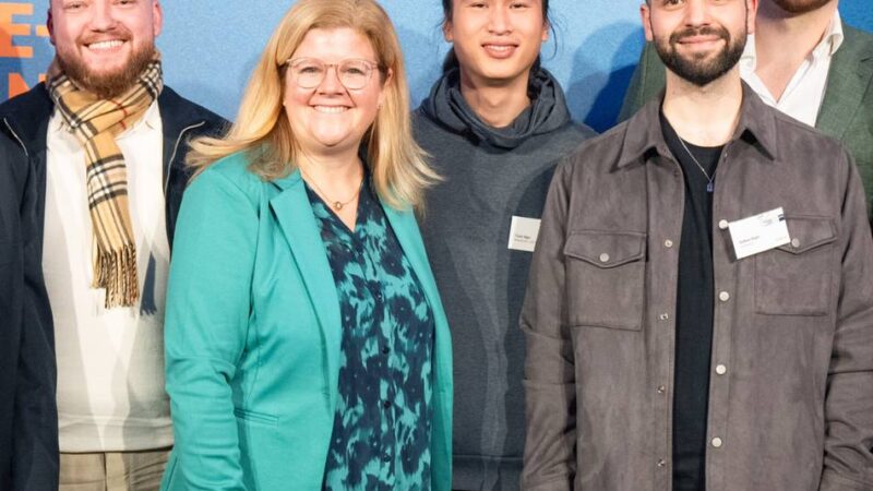 Stadtgespräch Krefeld: Bestenehrung, Geschenkübergabe, Spenden und eine politische Reise