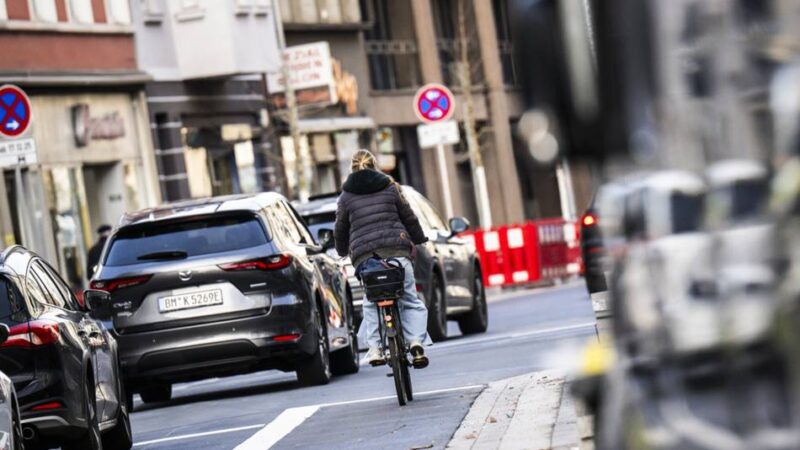 Umbau zentraler Achse: Vermessen – neuer Radweg auf der Friedrichstraße in Düsseldorf ist zu schmal