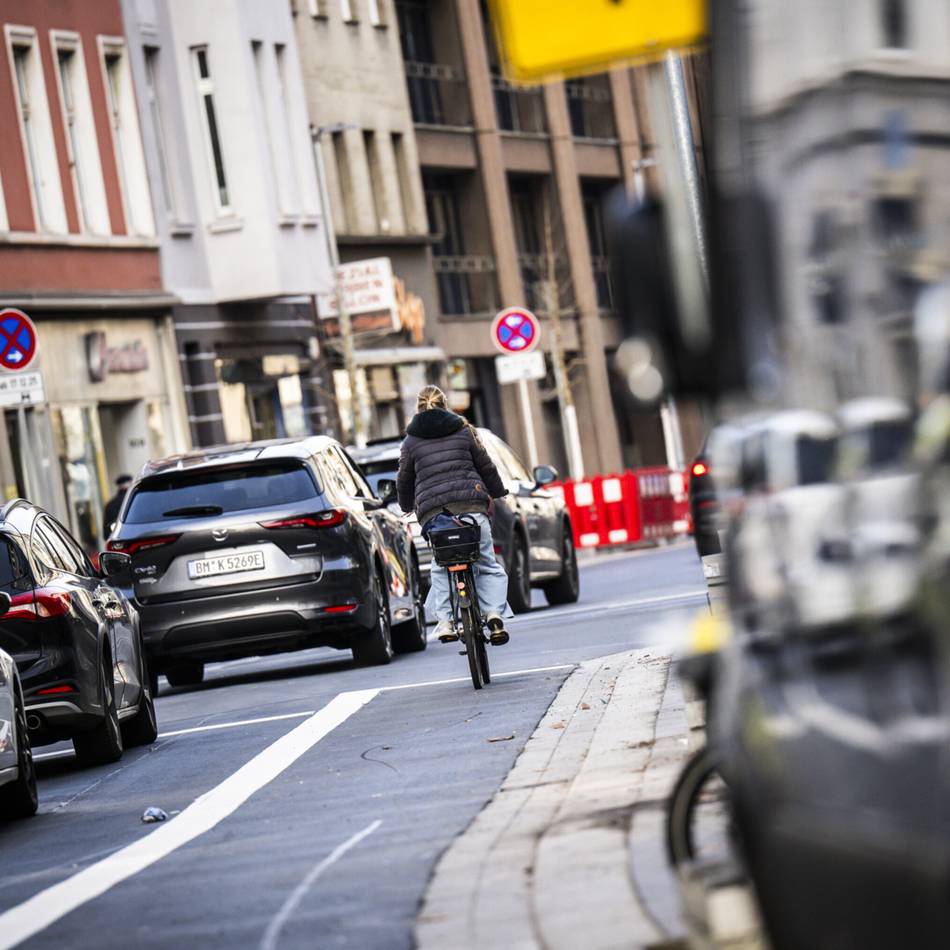 Umbau zentraler Achse: Vermessen – neuer Radweg auf der Friedrichstraße in Düsseldorf ist zu schmal