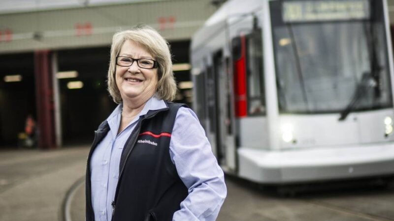 Weiterfahrt statt Ruhestand: Warum diese Rheinbahn-Fahrerin trotz Rente noch am Steuer sitzt