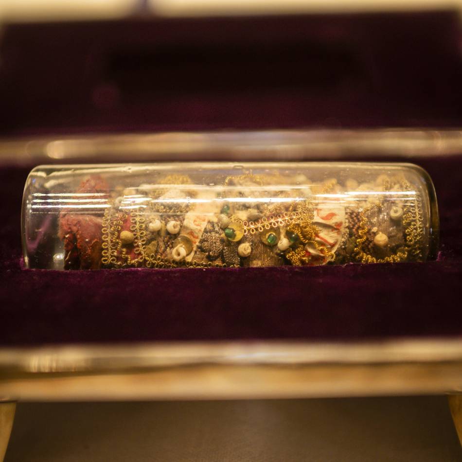 Kirchenschatz in Itter: In diesem Glasröhrchen sollen ganz besondere Knochen liegen